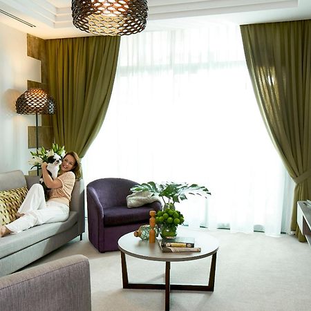 Fraser Place Robertson Walk Singapore Exteriör bild A living room in a hotel suite