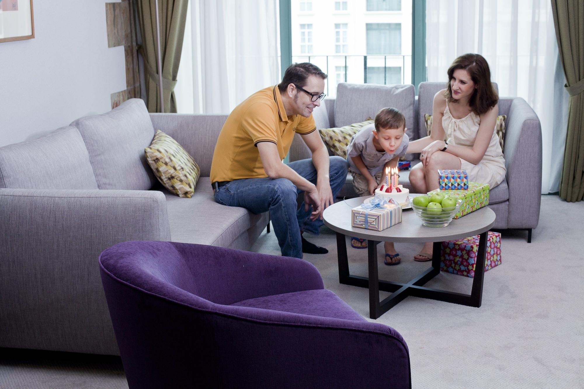 Fraser Place Robertson Walk Singapore Exteriör bild Family in a living room