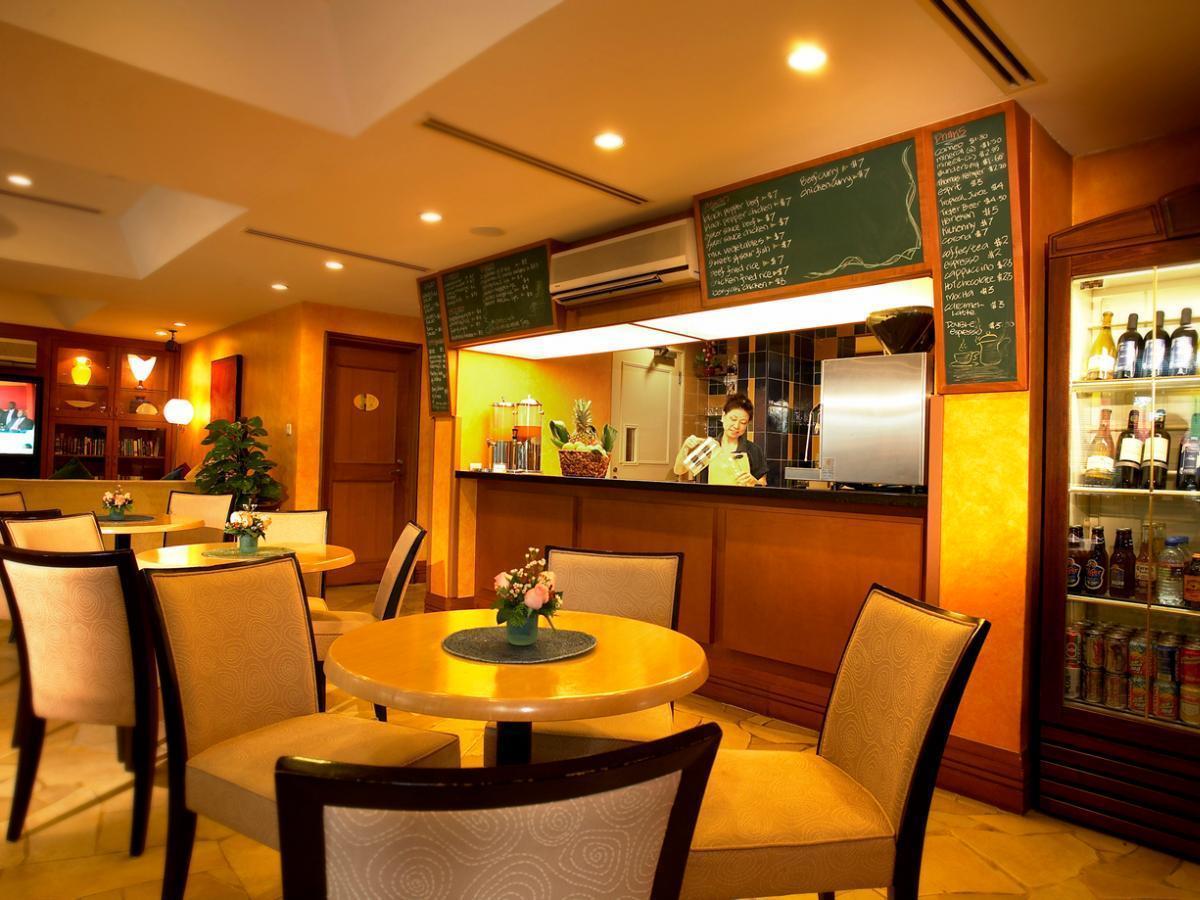 Fraser Place Robertson Walk Singapore Exteriör bild The interior of a typical hotel bar