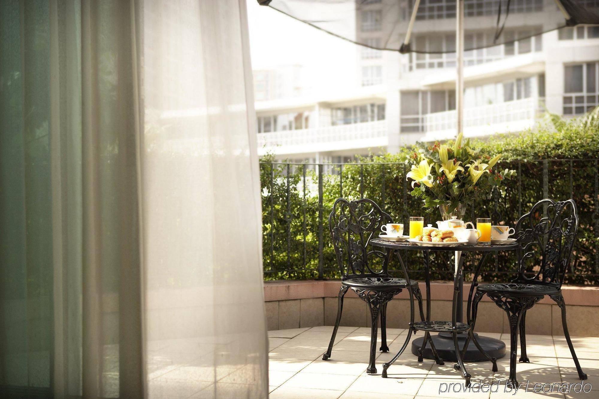 Fraser Place Robertson Walk Singapore Exteriör bild A balcony in a hotel