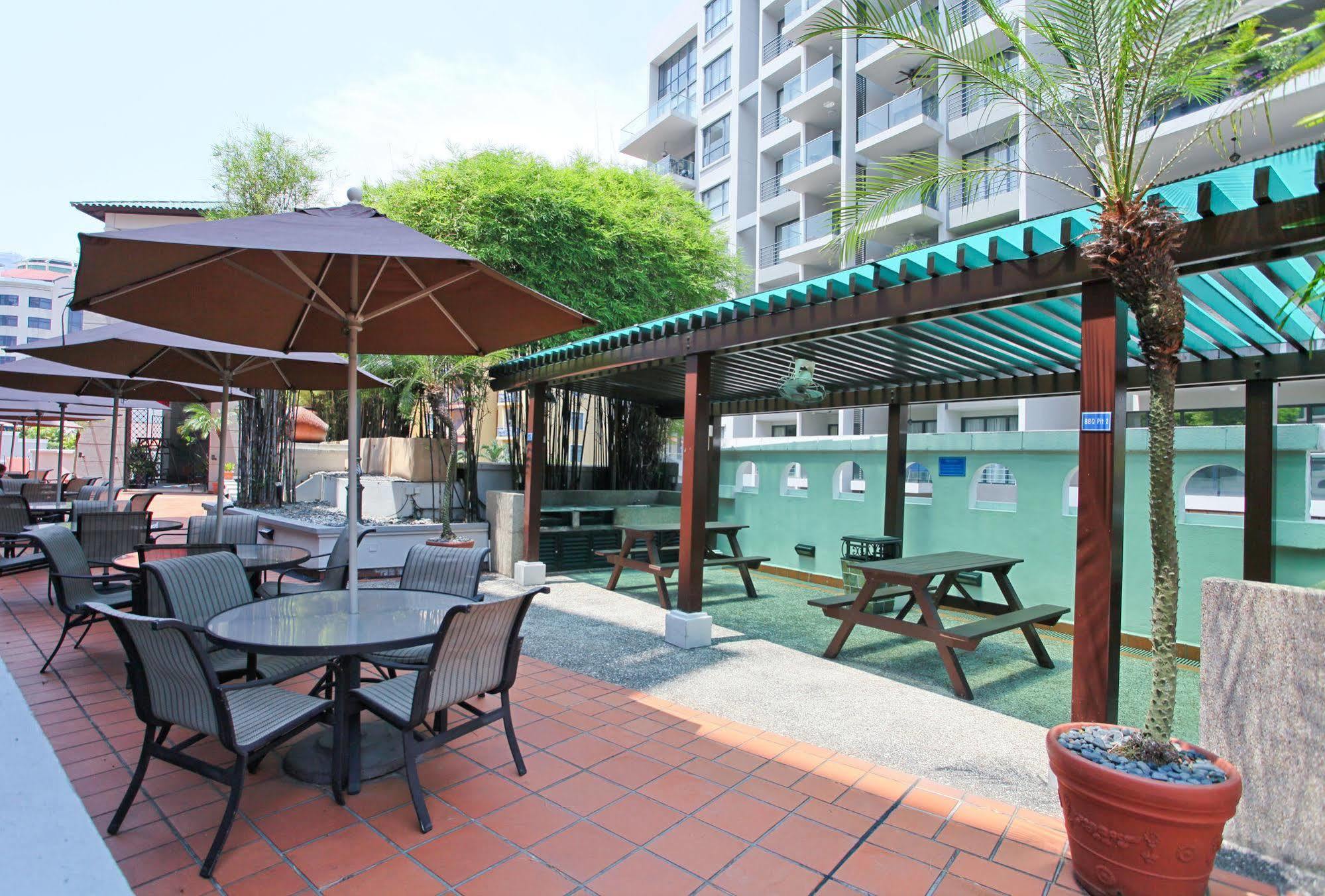 Fraser Place Robertson Walk Singapore Exteriör bild The swimming pool at the hotel