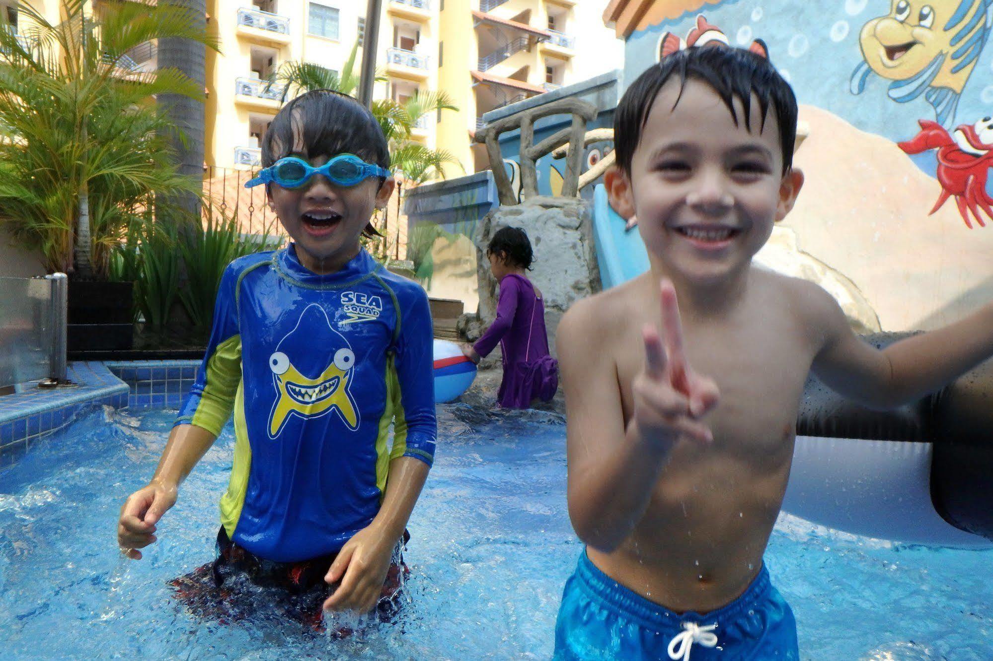 Fraser Place Robertson Walk Singapore Exteriör bild Children playing at the water park