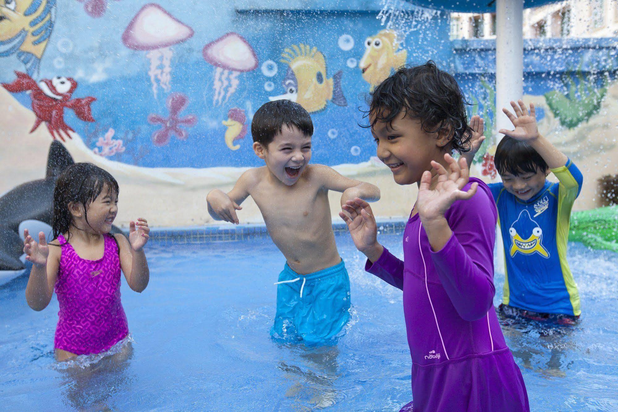 Fraser Place Robertson Walk Singapore Exteriör bild Children playing at the water park